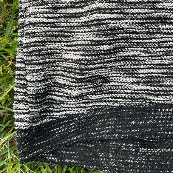 H&M | 3/4 sleeve high-low cotton knit sweater in marled black & cream, large - Picture 4 of 16